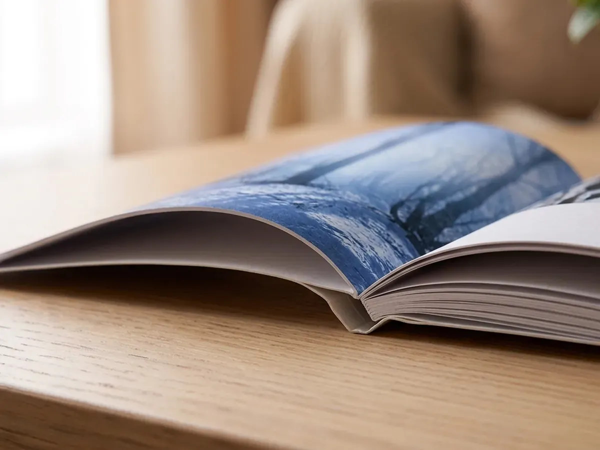 Gros plan sur la couverture souple et l’ouverture à plat du livre