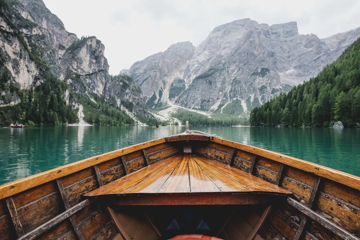 Canoë sur un lac de montagne