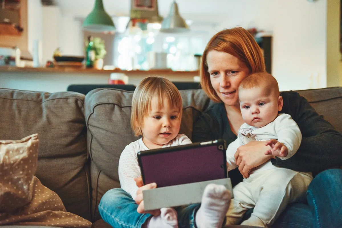 Une mère et sa fille feuillettent un livre photo