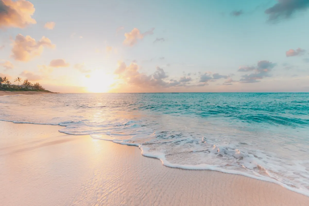 Plage au coucher du soleil