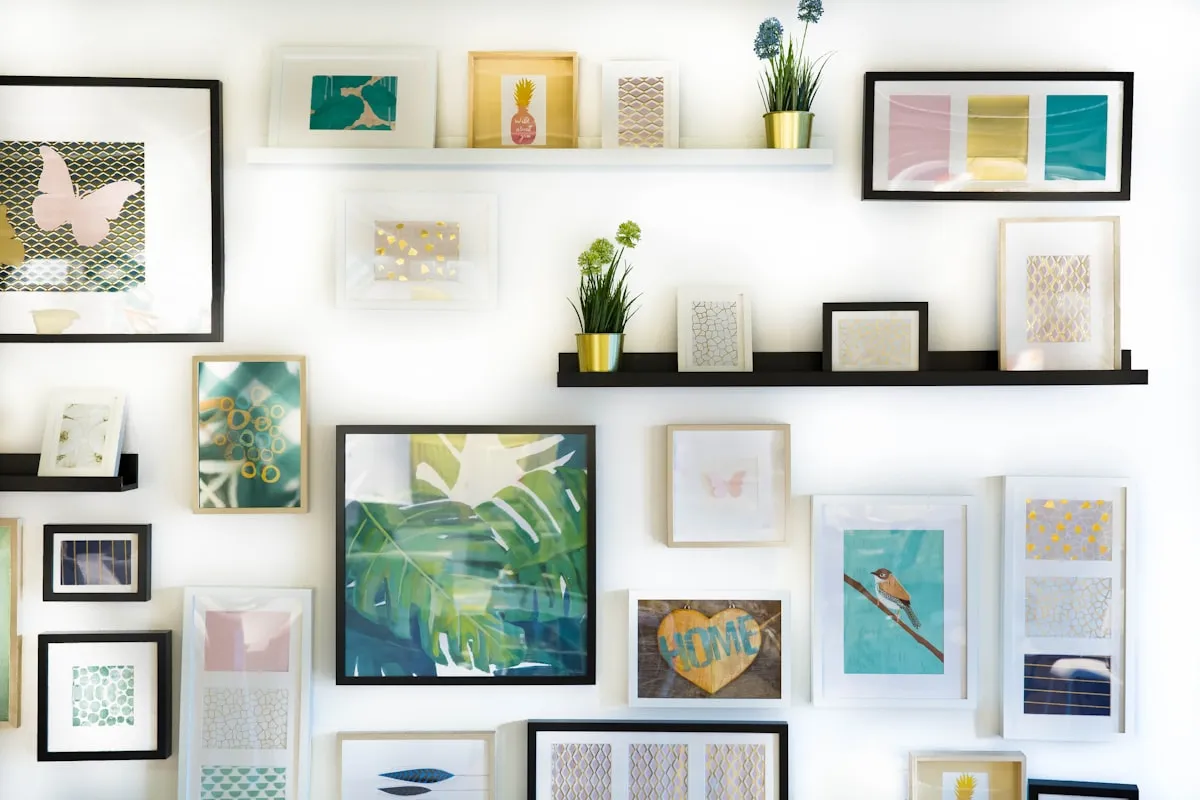 Intérieur lumineux avec affiches encadrées au mur