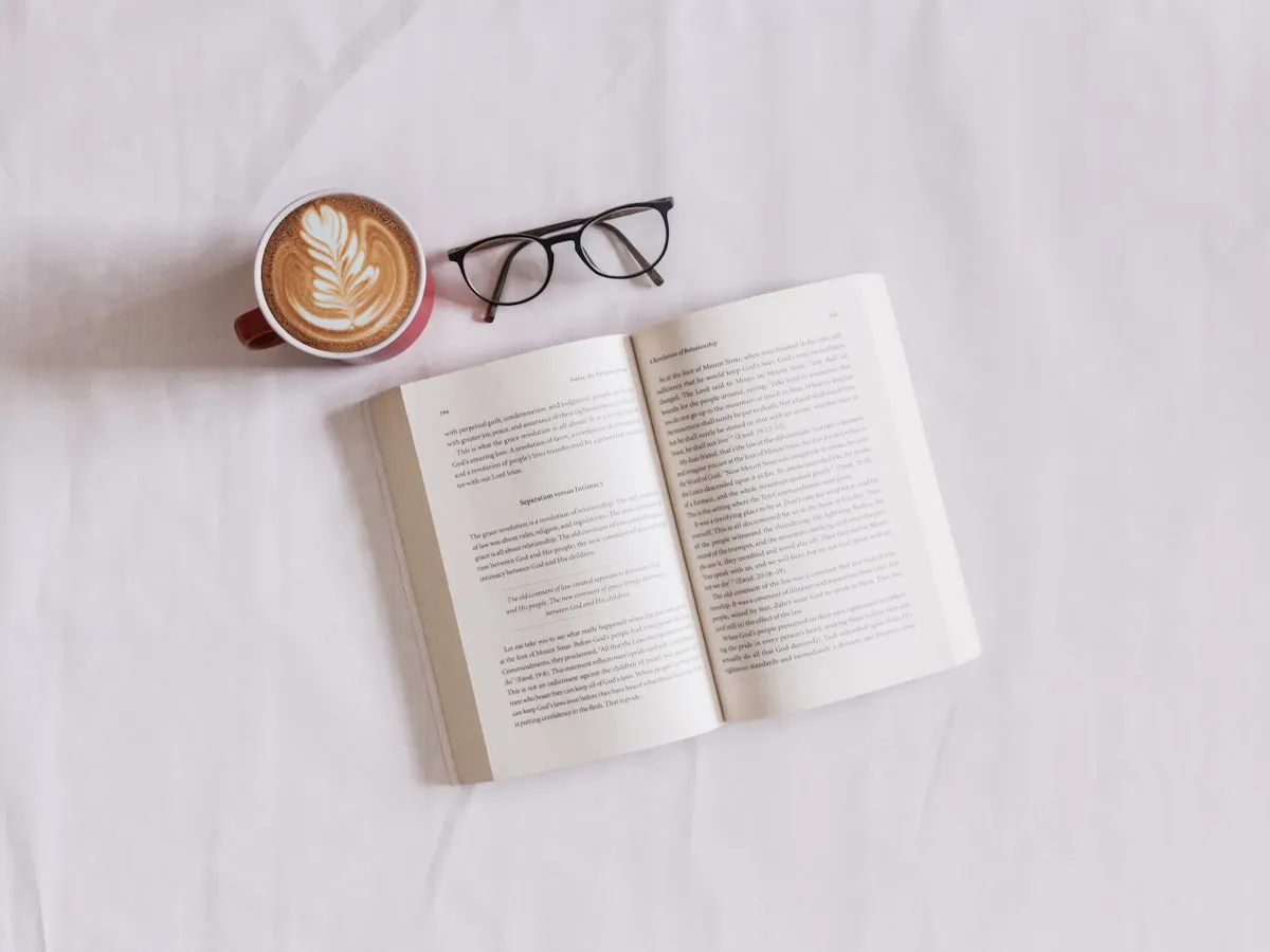 Pages d'un livre ouvert en lumière naturelle