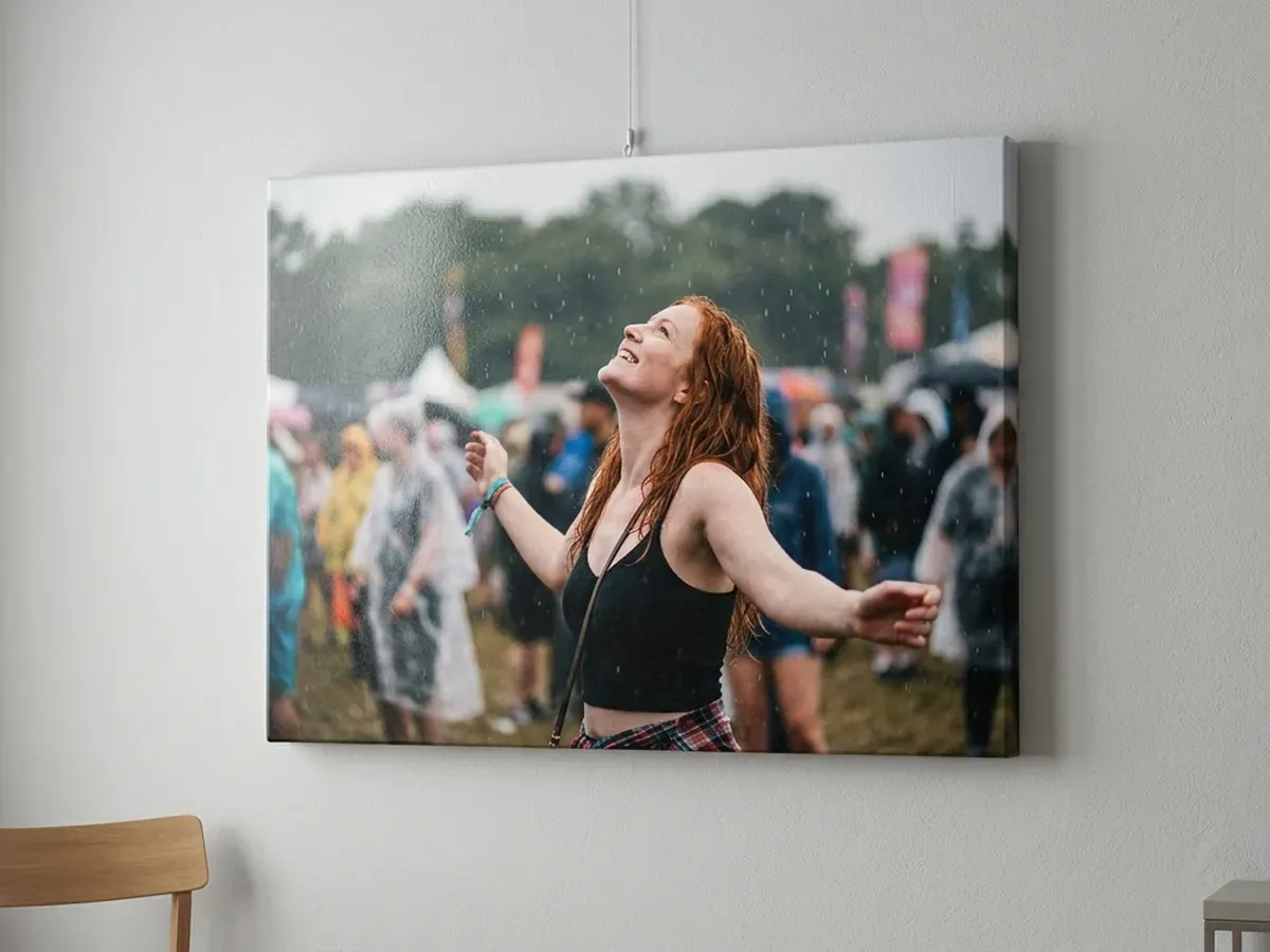 Toile photo suspendue au mur d’un salon